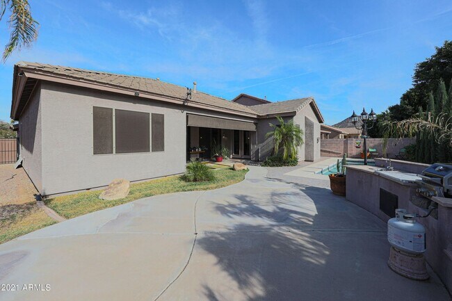 Building Photo - Gorgeous fully upgraded single level 4 bed home with private pool in North Peoria