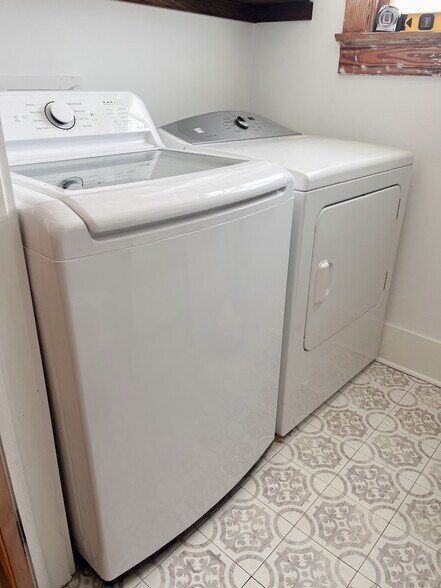 Washer dryer in unit with storage/shelving above - 3033 Robert St