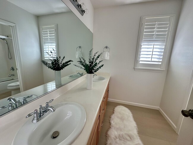 Building Photo - 372 S Caballo St