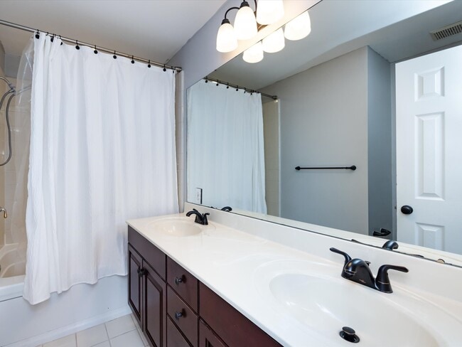 Building Photo - 4936 S Hill View Dr