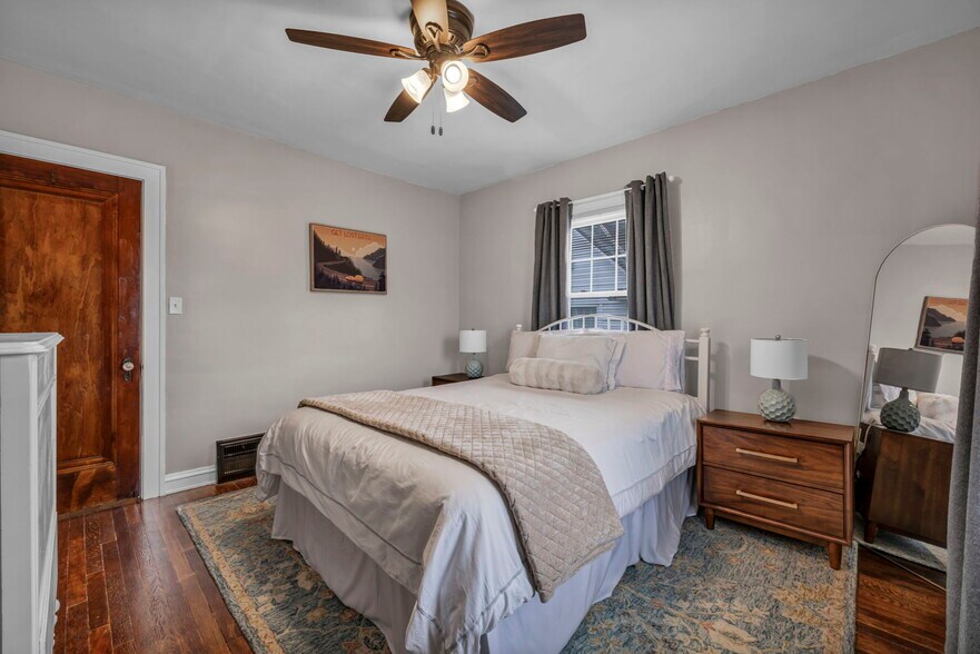 Bamboo pillows, Pottery Barn furniture & full-length mirror included - 3386 Westbury Rd