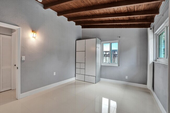 Building Photo - 4670 SW 25th Ave