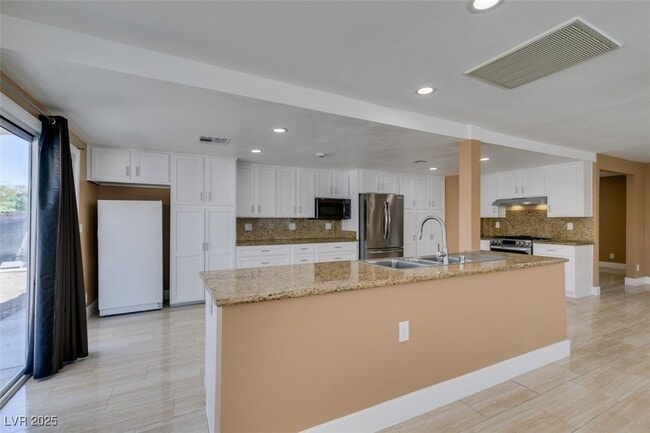 Building Photo - 3966 Green Leaf Dr