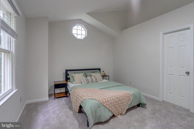 Building Photo - 3700 Roxbury Ln