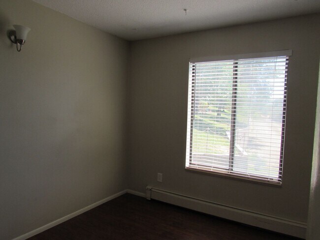 Building Photo - Cozy 2 Bed 1 Bath Lakeside Drive Condo- APPLICATION PENDING