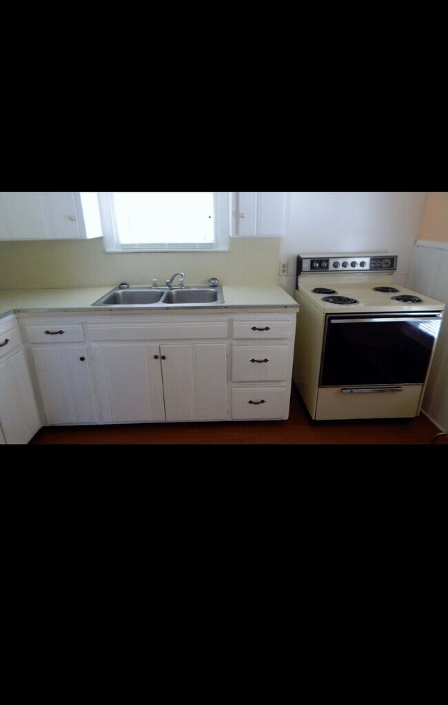 Building Photo - 110 S 41st St