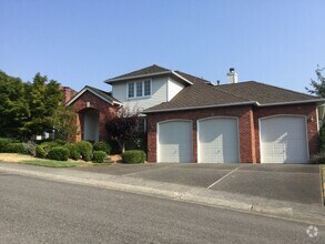 Building Photo - RARE OPPORTUNITY - 4 beds and 2.5 bath in ...