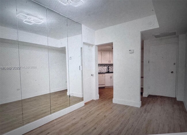 Building Photo - 999 Brickell Bay Dr