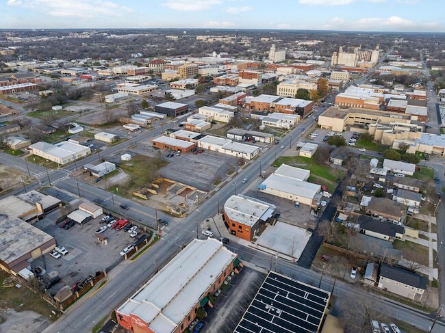 Building Photo - 330 W Lamar St