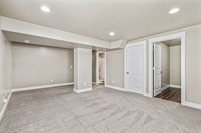 Building Photo - Herriman Townhome