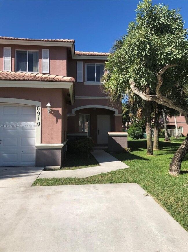 Building Photo - 6910 SW 164th Ct