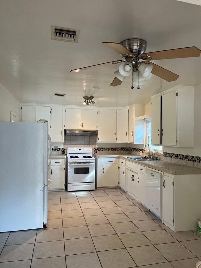 Building Photo - Lovely Single Story Home