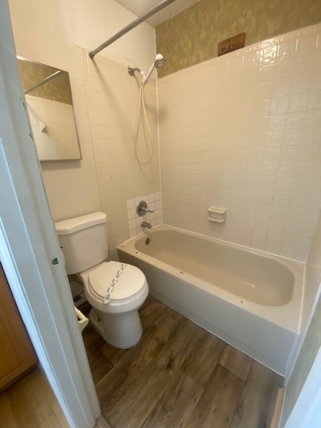 Building Photo - 2 Bed 1.5 Bath Townhome Washer Dyer Hookup...