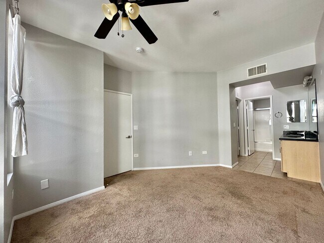 Building Photo - Luxury 2 Bed/2.5 Bath 2 Story Townhouse in...