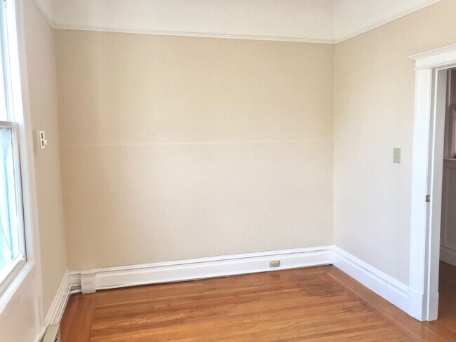 Building Photo - Top Floor Huge 4BR Flat, In Unit Laundry i...