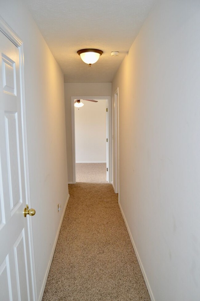 Building Photo - Spacious 3 Bedroom Condo!