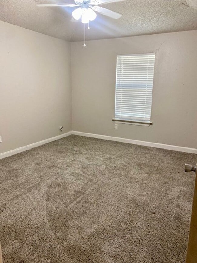 Building Photo - Charming Home located in a great neighborhood!