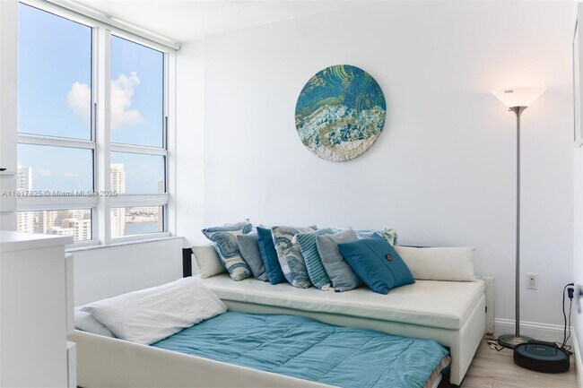 Building Photo - 950 Brickell Bay Dr