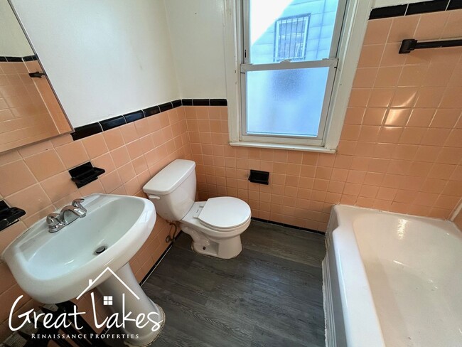 Building Photo - Charming 2 Bedroom 1 Bathroom now available for rent