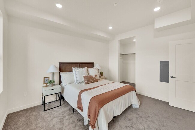 Building Photo - First  Month Rent FREE