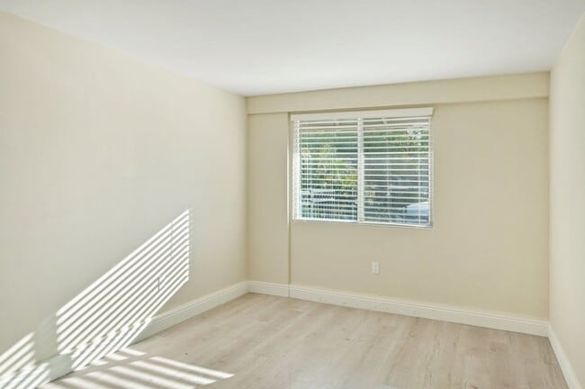 Building Photo - One bedroom One Bath Unit in a quiet Clare...