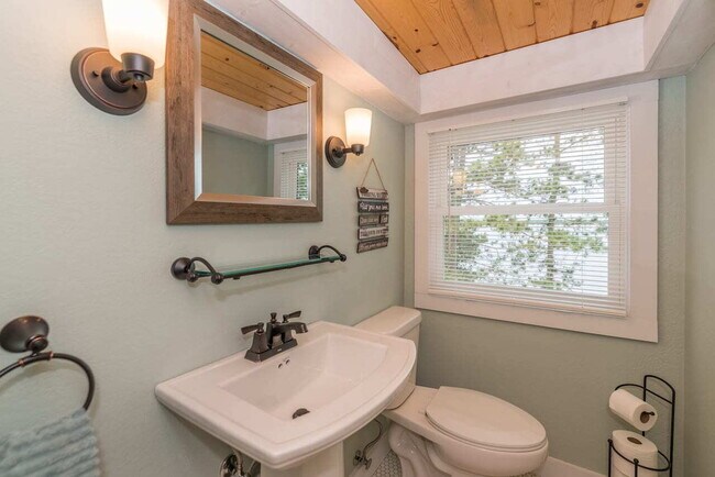 Building Photo - Upper Hay is a great fishing lake, you can fish right off the dock! This 4 bedroom 2 bath home of...