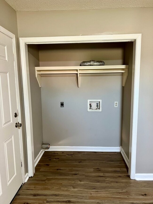 Building Photo - FOR RENT - 4 BR, 2 BA!