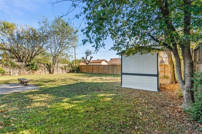 Building Photo - 903 E Logan St