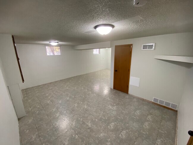 Building Photo - 4000 SE Mercier St