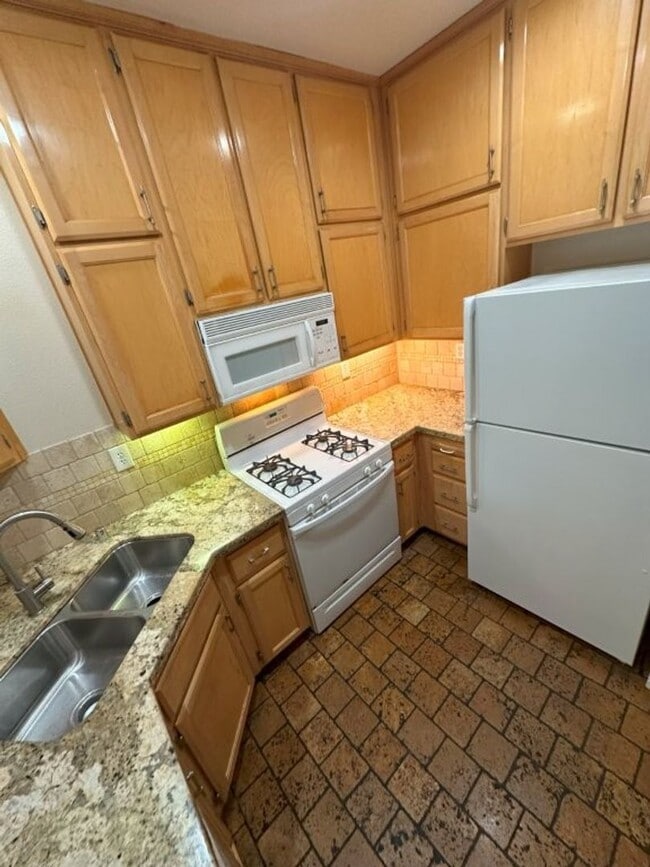 Building Photo - Nor Cal Realty Inc, 3 bedroom 3 bath townh...