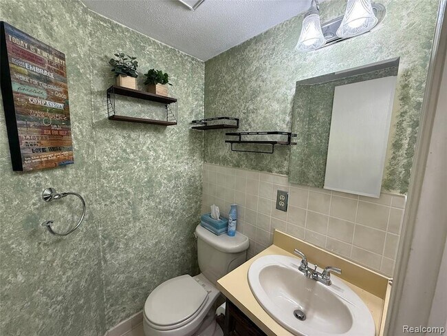 Building Photo - 15894 Cambridge Dr