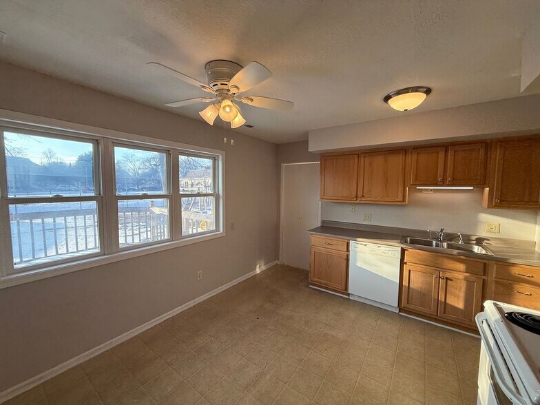 Building Photo - 6915 Salge Dr