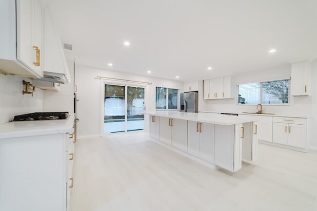 Building Photo - 3163 Camarillo Ave