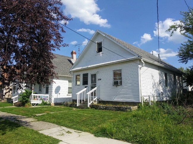 Primary Photo - 2214 Valentine St