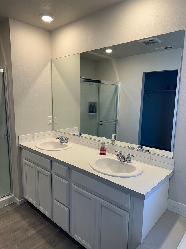 Building Photo - Pet friendly 4 bedroom 2.5 bath house!