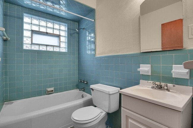 Building Photo - Quaint 2 bedroom home in University City.