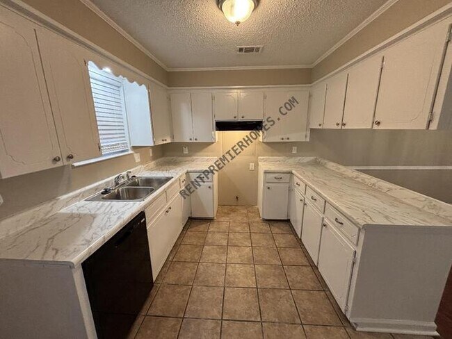 Building Photo - 322 E Lee Ave