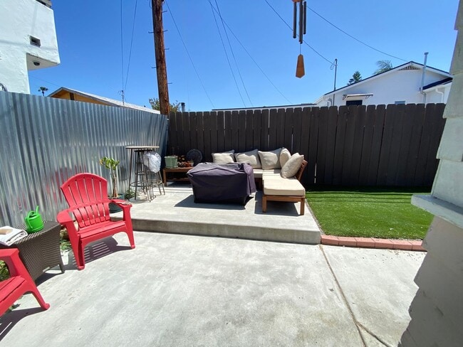 Building Photo - Adorable 2 Bedroom Cottage with Fenced yard, Washer+Dryer, Dishwasher, Reserved Parking!