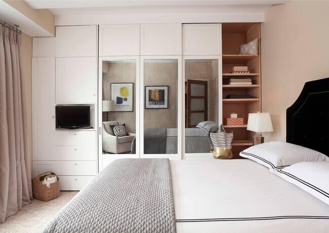 Building Photo - 117 W 58th St