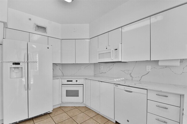 Building Photo - 3370 Hidden Bay Dr