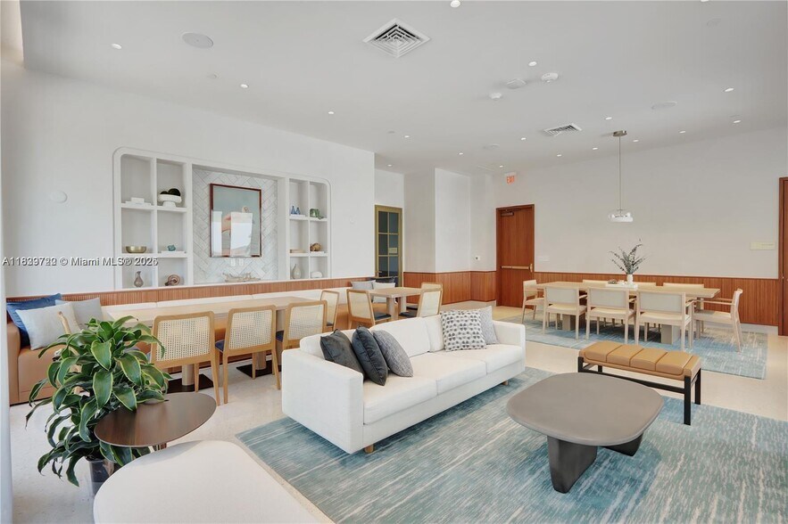 Building Photo - 2655 S Bayshore Dr