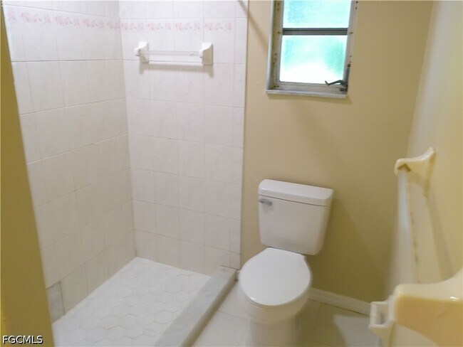 Building Photo - 1441 SE 11th St