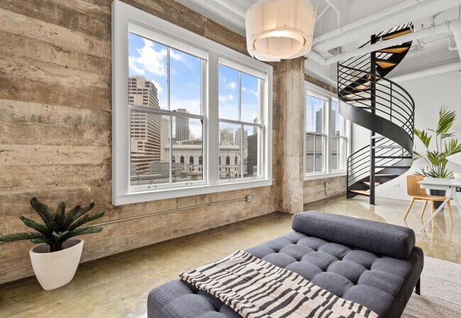 Building Photo - 1BR/1BA PENTHOUSE! Enormous Private Roof D...