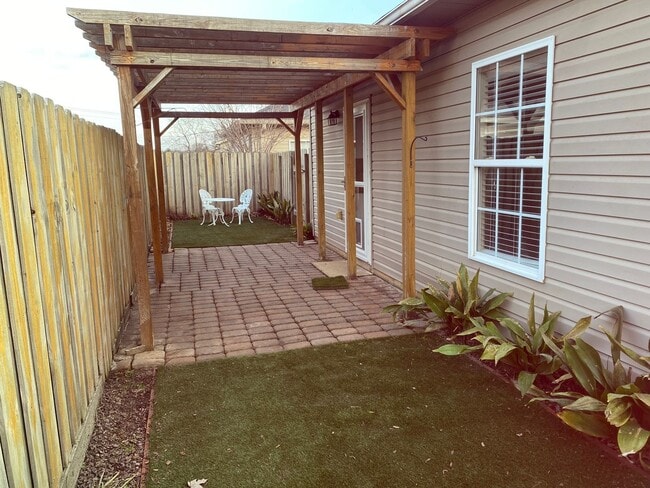 Building Photo - Cozy 3 Bed 2 Bath Available January 2026!