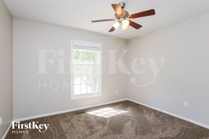 Building Photo - 3709 NE Chapel Dr