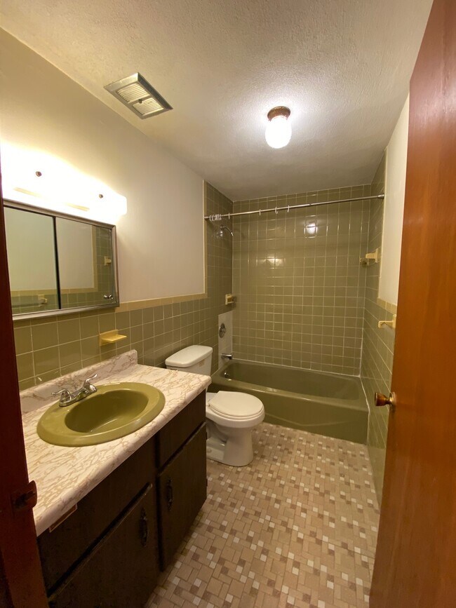 Building Photo - 10 Adelaide Rd