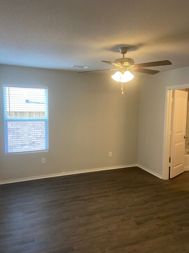 Building Photo - Pre-Leasing Now: Comfortable 3-Bedroom, 2-Bath Duplex in Fairview Haven