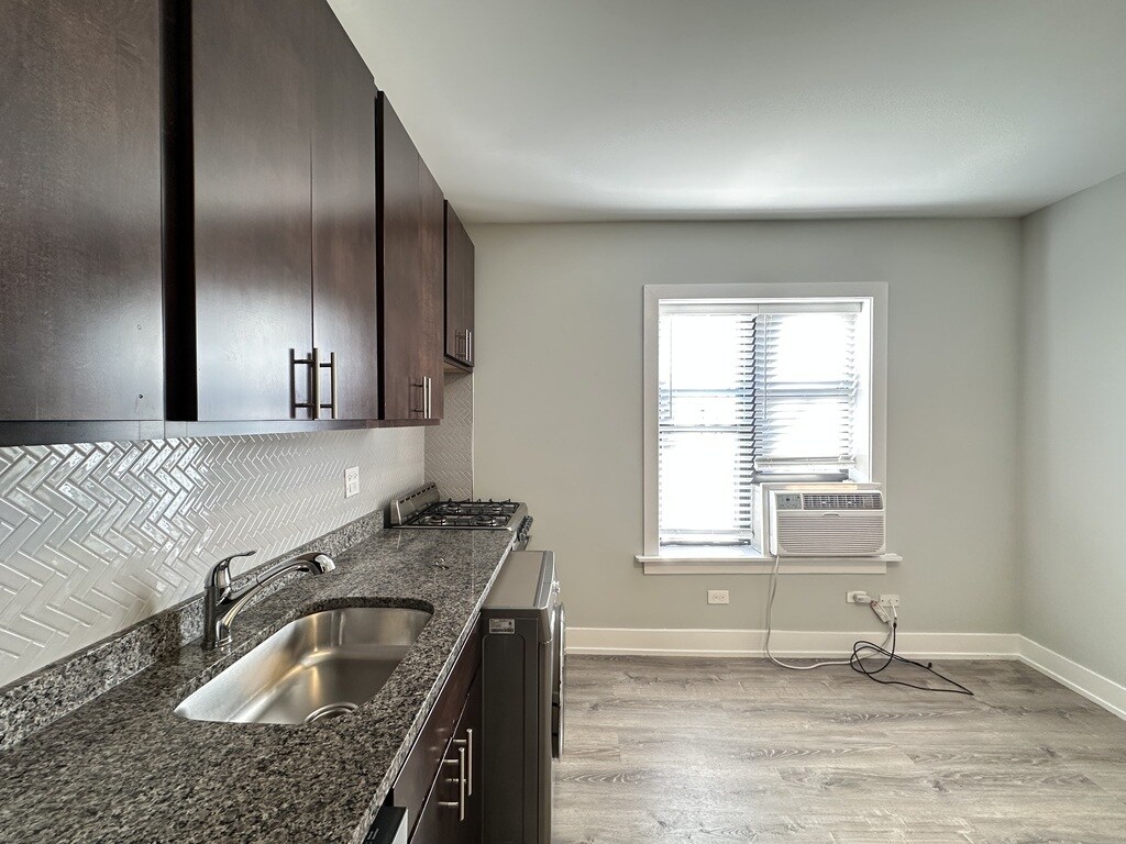 Building Photo - 533 W Belden Ave