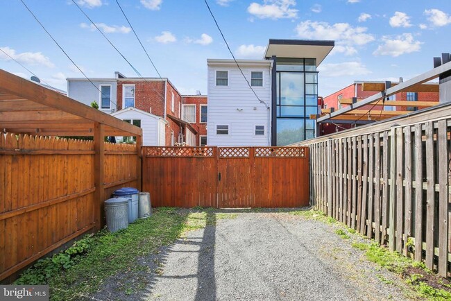 Building Photo - 119 N Peyton St