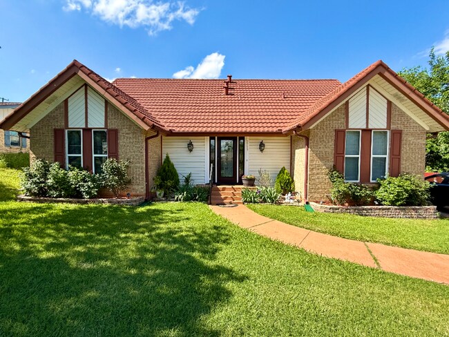 Building Photo - 2309 Kings Country Dr